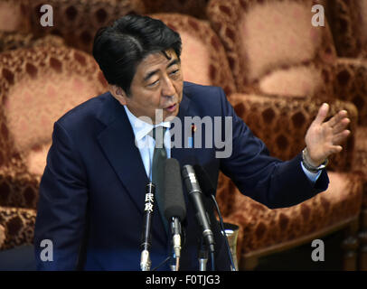 Tokio, Japan. 21. August 2015. Japans Ministerpräsident Shinzo Abe beantwortet Fragen von Opposition Gesetzgeber als Beratungen über die sicherheitsrelevanten Rechnungen weiter Freitag, 21. August 2015 auf dem Sonderausschuss des Oberhauses in Tokio. Bildnachweis: Natsuki Sakai/AFLO/Alamy Live-Nachrichten Stockfoto