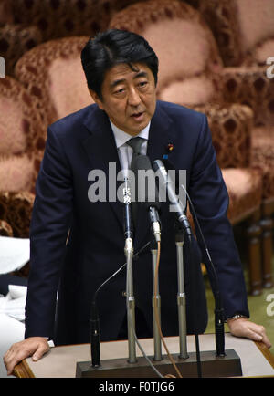 Tokio, Japan. 21. August 2015. Japans Ministerpräsident Shinzo Abe beantwortet Fragen von Opposition Gesetzgeber als Beratungen über die sicherheitsrelevanten Rechnungen weiter Freitag, 21. August 2015 auf dem Sonderausschuss des Oberhauses in Tokio. Bildnachweis: Natsuki Sakai/AFLO/Alamy Live-Nachrichten Stockfoto