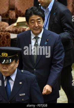 Tokio, Japan. 21. August 2015. Japans Ministerpräsident Shinzo Abe bei dem Oberhaus Sonderausschuss für Beratungen über die Sicherheits-Rechnungen weiter Freitag, 21. August 2015 in Tokio. Bildnachweis: Natsuki Sakai/AFLO/Alamy Live-Nachrichten Stockfoto