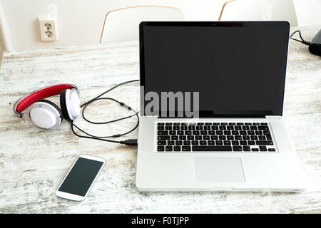 Ein Laptop in einem modernen home-Office-Setup auf einem Holztisch. Stockfoto