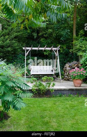 Gartenmöbel auf einer Terrasse in einem englischen Garten Stockfoto