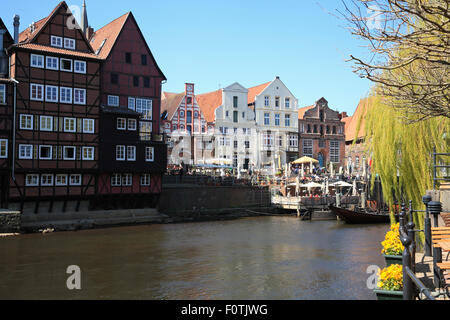 Cafés am Fluss Ilmenau, Stintmarkt, alten Hafen Viertel, Lüneburg, Lüneburg, Niedersachsen, Deutschland, Europa Stockfoto