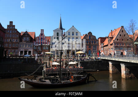 Cafés am Fluss Ilmenau, Stintmarkt, alten Hafen Viertel, Lüneburg, Lüneburg, Niedersachsen, Deutschland, Europa Stockfoto