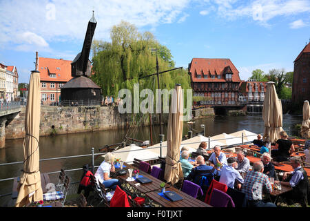 Cafés am Stintmarkt, alten Hafen Viertel am Fluss Ilmenau, Lüneburg, Lüneburg, Niedersachsen, Deutschland, Europa Stockfoto