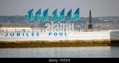 Die Flaggen auf der Jubilee Pool, Penzance, Cornwall, England, UK. Stockfoto