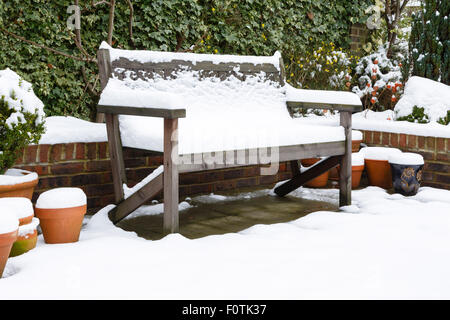 Gartenbank im Winter mit Schnee bedeckt Stockfoto