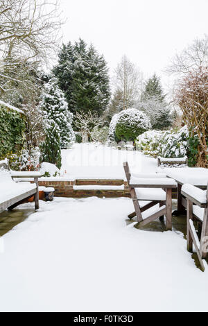 Englischer Landschaftsgarten im Winter mit Schnee bedeckt Stockfoto