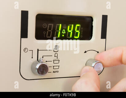 Setzen einen Reiskocher Timer 1 Std. 45 min. Stockfoto