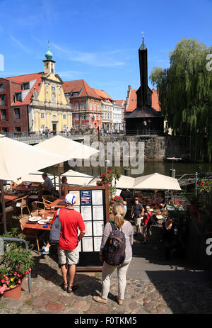 Cafés am Stintmarkt, alten Hafen Viertel am Fluss Ilmenau, Lüneburg, Lüneburg, Niedersachsen, Deutschland, Europa Stockfoto