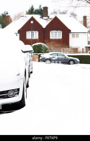 Geparkte Autos in einem englischen Dorf in England im winter Stockfoto