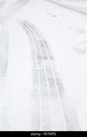 Reifenspuren auf Eis und Schnee auf der Autobahn Stockfoto