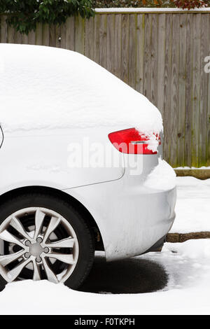 Seite des Autos im Schnee im Winter auf eine britische Straße geparkt bedeckt Stockfoto