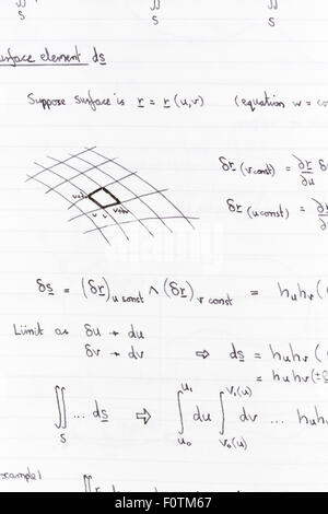 Oberfläche Integration Gleichungen und Diagramm für Mathematik handschriftlich auf Liniertes Papier Stockfoto