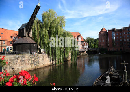 Alten Hafen Viertel am Fluss Ilmenau mit Kran, Lüneburg, Lüneburg, Niedersachsen, Deutschland, Europa Stockfoto