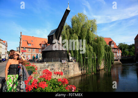 Alten Hafen Viertel am Fluss Ilmenau mit Kran, Lüneburg, Lüneburg, Niedersachsen, Deutschland, Europa Stockfoto