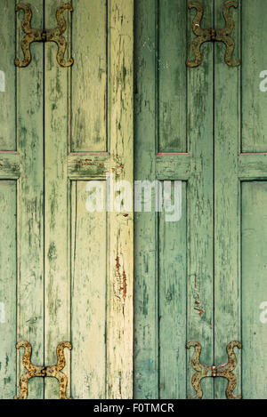 Detail der grünen Fensterläden aus Holz einer alten italienischen Villa. Stockfoto