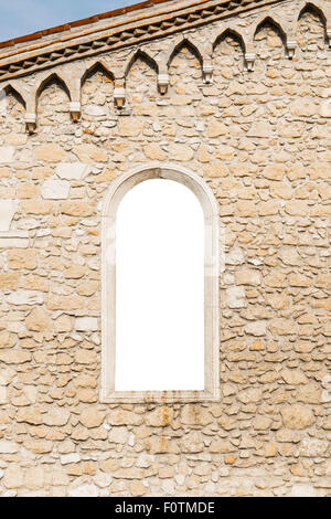 Gewölbte Fenster in der alten mittelalterlichen Steinwand geeignet als Frame oder Grenze. Stockfoto