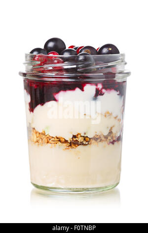 Parfait-Stil gesunde geschichteten Frühstück mit Joghurt, Heidelbeere Marmelade, frische Johannisbeeren Beeren, Müsli oder Müsli aus Klarglas. Stockfoto