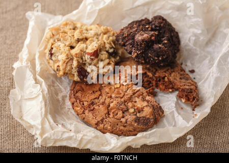 Hausgemachte Schokolade Chip, Haferflocken und Müsli Kekse. Süße Speisen Stockfoto