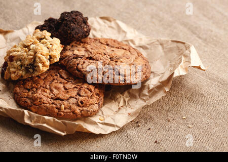 Hausgemachte Schokolade Chip, Haferflocken und Müsli Kekse. Süße Speisen Stockfoto