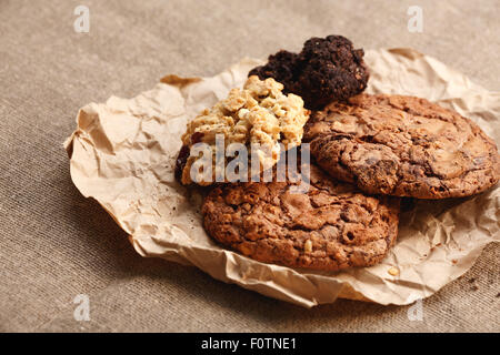 Hausgemachte Schokolade Chip, Haferflocken und Müsli Kekse. Süße Speisen Stockfoto