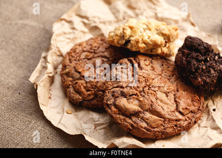 Hausgemachte Schokolade Chip, Haferflocken und Müsli Kekse. Süße Speisen Stockfoto