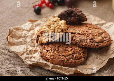 Hausgemachte Schokolade Chip, Haferflocken und Müsli Kekse. Süße Speisen Stockfoto