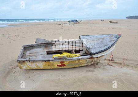 Diese alte, unsichere Fischerboot am Strand von Inhambane, Mosambik liegen ist im täglichen Einsatz. Stockfoto