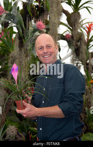 Joe Swift, englischer TV-Gärtner-Designer, Experte für Gartenbau, Gartenbau und Gartengestaltung, Journalist, regelmäßiger Moderator in der Gardeners' World der BBC, bei Großbritanniens größter unabhängiger Blumenschau mit einer Art Memorata. Stockfoto