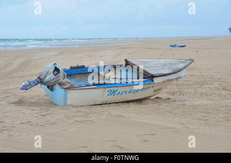 Diese alte, unsichere Fischerboot am Strand von Inhambane, Mosambik liegen ist im täglichen Einsatz. Stockfoto