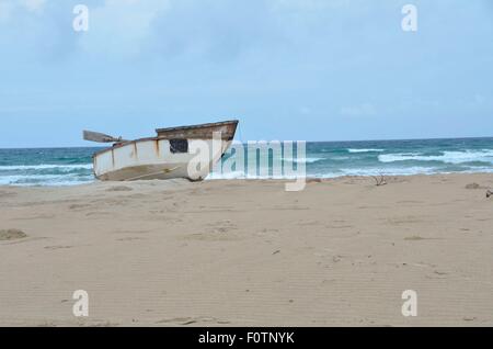 Diese alte, unsichere Fischerboot am Strand von Inhambane, Mosambik liegen ist im täglichen Einsatz. Stockfoto