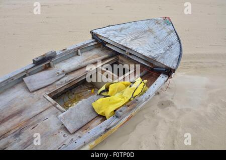 Diese alte, unsichere Fischerboot am Strand von Inhambane, Mosambik liegen ist im täglichen Einsatz. Stockfoto