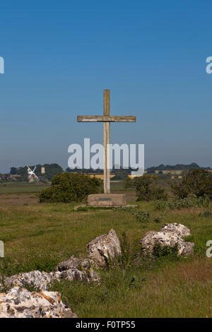 Kreuz an der Heiligen Stätte von St Benets Abbey Ruinen auf den Norfolk Broads Stockfoto