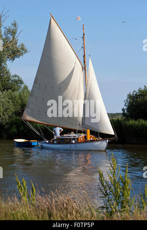 Alten Stil aus Holz Yacht Segeln auf dem Fluß Yare Abstimmungsprozesses die Norfolk Broads Stockfoto