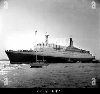 AJAXNETPHOTO. 12. MAI 1982. SOUTHAMPTON, ENGLAND. .-TRUPPENTRANSPORTER FÄHRT. DIE CUNARD LINER QE2 FÄHRT AM KAI IN SOUTHAMPTON, BELADEN MIT TRUPPEN FÜR DEN FALKLAND-INSELN.  FOTO: JONATHAN EASTLAND/AJAX.  REF: 821205 2 9. Stockfoto