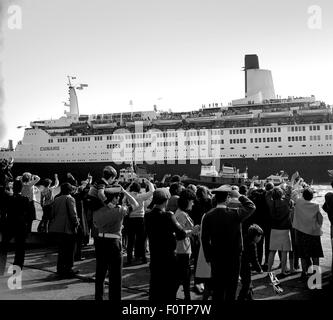 AJAXNETPHOTO. 12. MAI 1982. SOUTHAMPTON, ENGLAND. -TRUPPENTRANSPORTER FÄHRT. DIE CUNARD LINER QE2 FÄHRT AM KAI IN SOUTHAMPTON, BELADEN MIT TRUPPEN FÜR DEN FALKLAND-INSELN.  FOTO: JONATHAN EASTLAND/AJAX.  REF: 821205 2 10. Stockfoto