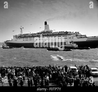 AJAXNETPHOTO. 12. MAI 1982. SOUTHAMPTON, ENGLAND. -TRUPPENTRANSPORTER FÄHRT. DIE CUNARD LINER QE2 FÄHRT AM KAI IN SOUTHAMPTON, BELADEN MIT TRUPPEN FÜR DEN FALKLAND-INSELN.  FOTO: JONATHAN EASTLAND/AJAX.  REF: 821205 2 12. Stockfoto