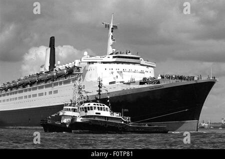 AJAXNETPHOTO. 11. JUNI 1982. SOUTHAMPTON, ENGLAND. -TRUPPENTRANSPORTER QE2 RÜCKKEHR NACH SOUTHAMPTON AUS DEN FALKLAND INSELN KONFLIKT MIT 750 ÜBERLEBENDE VON HMS COVENTRY, LEIDENSCHAFTLICHER UND ANTILOPEN IN ANGRIFF GENOMMEN.  FOTO: JONATHAN EASTLAND/AJAX.  REF: HD-SHI QE2 821106 1 8A. Stockfoto