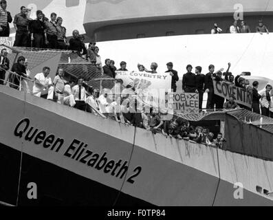 AJAXNETPHOTO. 11. JUNI 1982. SOUTHAMPTON, ENGLAND. -TRUPPENTRANSPORTER QE2 RÜCKKEHR NACH SOUTHAMPTON AUS DEN FALKLAND INSELN KONFLIKT MIT 750 ÜBERLEBENDE VON HMS COVENTRY, LEIDENSCHAFTLICHER UND ANTILOPEN IN ANGRIFF GENOMMEN.  FOTO: JONATHAN EASTLAND/AJAX.  REF: HD-SHI QE2 821106 1 8B. Stockfoto