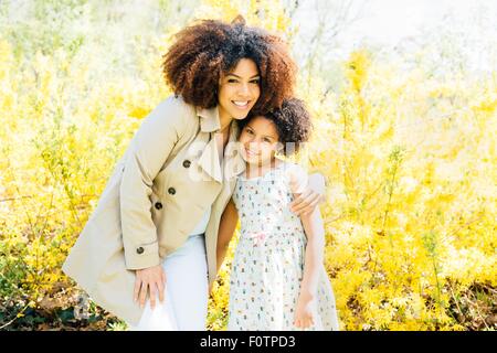 Porträt der Mutter Arm um Tochter, Blick in die Kamera, Lächeln Stockfoto