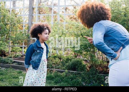 Mutter Schelte Mädchen, hand auf die Hüfte, die Finger zeigen Stockfoto
