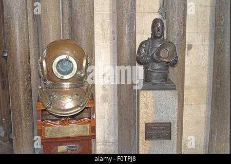 Tauchen Helm und Büste von Diver William Walker, Kathedrale von Winchester, Hampshire, England, UK. Stockfoto