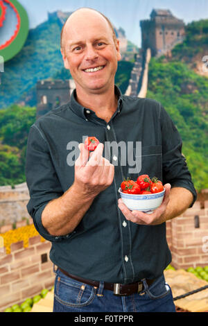 Southport, Merseyside, Großbritannien. August 2015. Sampling FlavorFresh Tomatoes  Joe Swift (geboren am 25. Mai 1965) ist ein englischer Gartendesigner, Journalist und Fernsehpersönlichkeit. Swift ist regelmäßiger Moderator und Designer auf der Gardeners' World der BBC, Co-Moderator auf der Royal Horticultural Society Chelsea Flower Show, Gardeners' World Live, Hampton Court, RHS Tatton Park Flower Show, BBC's Small Town Gardens und Design-Richter auf BBC's Gardener of the Year. Er ist Gartendesigner und engagiert sich seit 1998 in der Gärtnerwelt von BBC2. Stockfoto