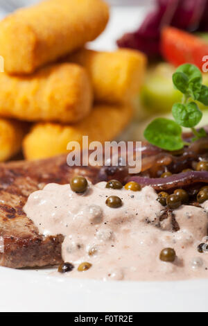 Rindersteak mit Pfeffersoße Stockfoto