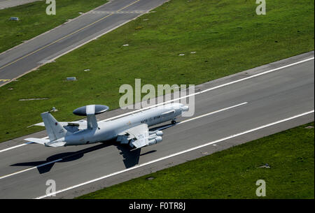 Hamburg, Deutschland. 21. August 2015. Eine NATO AWACS Aufklärungsflugzeugen landet auf dem Flughafen Fuhlsbüttel in Hamburg, Deutschland, 21. August 2015. Rund 100 zeitgenössische und historische Flugzeuge werden während der Ausstellung präsentiert, die "Airport Days" am Flughafen vom 22. bis 23. August 2015 statt. Foto: AXEL HEIMKEN/Dpa/Alamy Live News Stockfoto