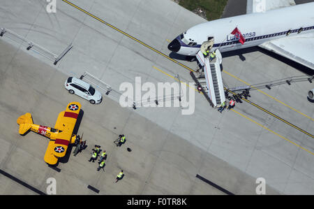 Hamburg, Deutschland. 21. August 2015. Besucher betrachten ein historischen Doppeldecker am Flughafen Fuhlsbüttel in Hamburg, Deutschland, 21. August 2015. Rund 100 zeitgenössische und historische Flugzeuge werden während der Ausstellung präsentiert, die "Airport Days" am Flughafen vom 22. bis 23. August 2015 statt. Foto: AXEL HEIMKEN/Dpa/Alamy Live News Stockfoto