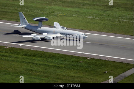 Hamburg, Deutschland. 21. August 2015. Eine NATO AWACS Aufklärungsflugzeugen landet auf dem Flughafen Fuhlsbüttel in Hamburg, Deutschland, 21. August 2015. Rund 100 zeitgenössische und historische Flugzeuge werden während der Ausstellung präsentiert, die "Airport Days" am Flughafen vom 22. bis 23. August 2015 statt. Foto: AXEL HEIMKEN/Dpa/Alamy Live News Stockfoto