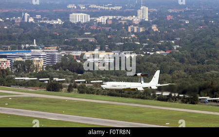 Hamburg, Deutschland. 21. August 2015. Eine NATO AWACS Aufklärungsflugzeugen nähert sich Fuhlsbüttel Airport für die Landung in Hamburg, Deutschland, 21. August 2015. Rund 100 zeitgenössische und historische Flugzeuge werden während der Ausstellung präsentiert, die "Airport Days" am Flughafen vom 22. bis 23. August 2015 statt. Foto: AXEL HEIMKEN/Dpa/Alamy Live News Stockfoto