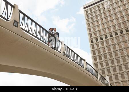 Niedrigen Winkel Ansicht des Menschen am Steg, Rathaus Ost, Los Angeles, Kalifornien, USA Stockfoto