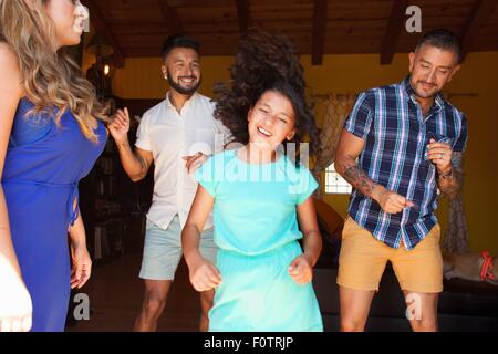 Mädchen und Familie im Wohnzimmer tanzen Stockfoto